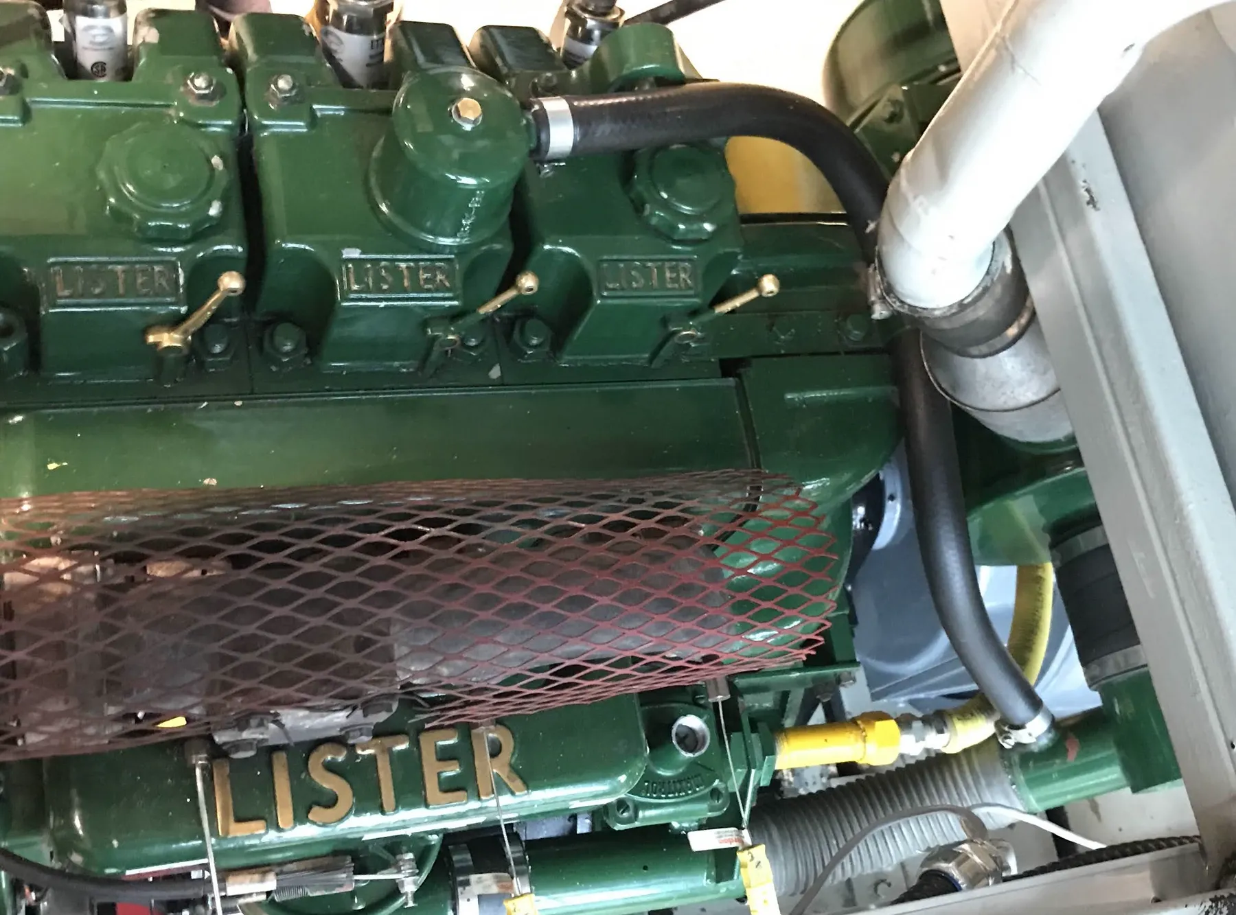 Hose loop of a closed crankcase ventilation system on a diesel